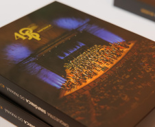 Lançamento de livro sobre os 40 anos da Orquestra reune mais de 500 pessoas no Centro Cultural Teatro Guaíra