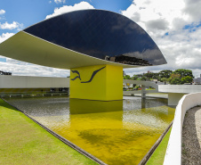 SEEC - Biblioteca Pública do Paraná participa de festa literária da OAB Paraná com distribuição gratuita de livros