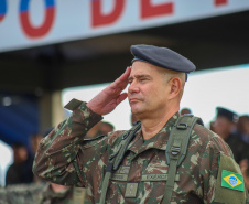 Darci Piana participa da troca de comando da 5ª Divisão de Exército, em Curitiba