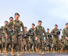 Darci Piana participa da troca de comando da 5ª Divisão de Exército, em Curitiba