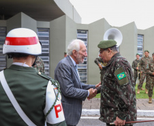 Darci Piana participa da troca de comando da 5ª Divisão de Exército, em Curitiba