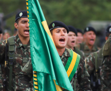 Darci Piana participa da troca de comando da 5ª Divisão de Exército, em Curitiba