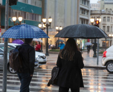 VENTO, CHUVA E QUEDA NAS TEMPERATURAS: FRENTE FRIA COMEÇA A ATRAVESSAR O PARANÁ