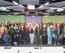 Paraná lança livro com experiências de políticas públicas voltadas às mulheres