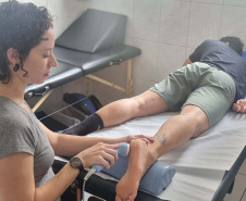 Preparação de atletas: trabalho de fisioterapia é apoio precioso para performance de bailarinos do Teatro Guaíra