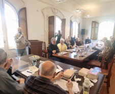 Centro Cultural Teatro Guaíra faz entrega e apresentação do livro sobre os 40 anos da OSP para Academia Paranaense de Letras