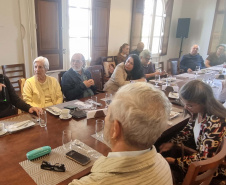 Centro Cultural Teatro Guaíra faz entrega e apresentação do livro sobre os 40 anos da OSP para Academia Paranaense de Letras