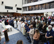 O governador Carlos Massa Ratinho Junior participa nesta terça-feira (26) da sessão solene em Homenagem da Assembleia Legislativa do Estado do Paraná às lideranças religiosas da Igreja Católica e à Conferência Nacional dos Bispos do Brasil – Regional Sul 2