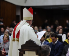 O governador Carlos Massa Ratinho Junior participa nesta terça-feira (26) da sessão solene em Homenagem da Assembleia Legislativa do Estado do Paraná às lideranças religiosas da Igreja Católica e à Conferência Nacional dos Bispos do Brasil – Regional Sul 2