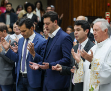 O governador Carlos Massa Ratinho Junior participa nesta terça-feira (26) da sessão solene em Homenagem da Assembleia Legislativa do Estado do Paraná às lideranças religiosas da Igreja Católica e à Conferência Nacional dos Bispos do Brasil – Regional Sul 2