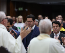 O governador Carlos Massa Ratinho Junior participa nesta terça-feira (26) da sessão solene em Homenagem da Assembleia Legislativa do Estado do Paraná às lideranças religiosas da Igreja Católica e à Conferência Nacional dos Bispos do Brasil – Regional Sul 2