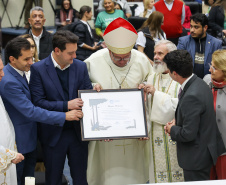 O governador Carlos Massa Ratinho Junior participa nesta terça-feira (26) da sessão solene em Homenagem da Assembleia Legislativa do Estado do Paraná às lideranças religiosas da Igreja Católica e à Conferência Nacional dos Bispos do Brasil – Regional Sul 2