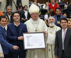 O governador Carlos Massa Ratinho Junior participa nesta terça-feira (26) da sessão solene em Homenagem da Assembleia Legislativa do Estado do Paraná às lideranças religiosas da Igreja Católica e à Conferência Nacional dos Bispos do Brasil – Regional Sul 2