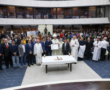O governador Carlos Massa Ratinho Junior participa nesta terça-feira (26) da sessão solene em Homenagem da Assembleia Legislativa do Estado do Paraná às lideranças religiosas da Igreja Católica e à Conferência Nacional dos Bispos do Brasil – Regional Sul 2