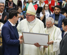 O governador Carlos Massa Ratinho Junior participa nesta terça-feira (26) da sessão solene em Homenagem da Assembleia Legislativa do Estado do Paraná às lideranças religiosas da Igreja Católica e à Conferência Nacional dos Bispos do Brasil – Regional Sul 2