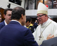 O governador Carlos Massa Ratinho Junior participa nesta terça-feira (26) da sessão solene em Homenagem da Assembleia Legislativa do Estado do Paraná às lideranças religiosas da Igreja Católica e à Conferência Nacional dos Bispos do Brasil – Regional Sul 2