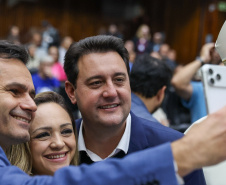 O governador Carlos Massa Ratinho Junior participa nesta terça-feira (26) da sessão solene em Homenagem da Assembleia Legislativa do Estado do Paraná às lideranças religiosas da Igreja Católica e à Conferência Nacional dos Bispos do Brasil – Regional Sul 2