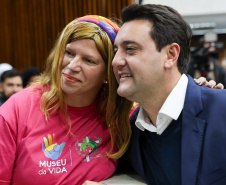O governador Carlos Massa Ratinho Junior participa nesta terça-feira (26) da sessão solene em Homenagem da Assembleia Legislativa do Estado do Paraná às lideranças religiosas da Igreja Católica e à Conferência Nacional dos Bispos do Brasil – Regional Sul 2