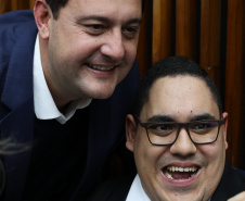 O governador Carlos Massa Ratinho Junior participa nesta terça-feira (26) da sessão solene em Homenagem da Assembleia Legislativa do Estado do Paraná às lideranças religiosas da Igreja Católica e à Conferência Nacional dos Bispos do Brasil – Regional Sul 2