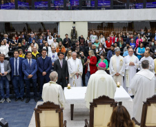 O governador Carlos Massa Ratinho Junior participa nesta terça-feira (26) da sessão solene em Homenagem da Assembleia Legislativa do Estado do Paraná às lideranças religiosas da Igreja Católica e à Conferência Nacional dos Bispos do Brasil – Regional Sul 2