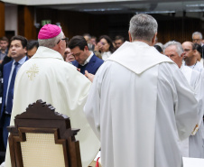 O governador Carlos Massa Ratinho Junior participa nesta terça-feira (26) da sessão solene em Homenagem da Assembleia Legislativa do Estado do Paraná às lideranças religiosas da Igreja Católica e à Conferência Nacional dos Bispos do Brasil – Regional Sul 2