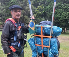 Francês que percorre os Caminhos do Peabiru passa por Curitiba após 50 dias do início de sua jornada