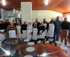 Ilha das Cobras recebe primeiras aulas da Escola do Mar com curso gratuito de gastronomia