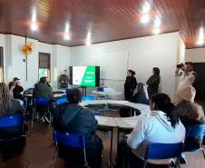 Ilha das Cobras recebe primeiras aulas da Escola do Mar com curso gratuito de gastronomia