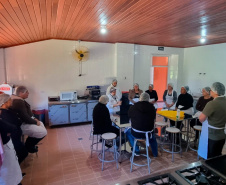 Ilha das Cobras recebe primeiras aulas da Escola do Mar com curso gratuito de gastronomia