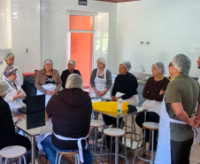 Ilha das Cobras recebe primeiras aulas da Escola do Mar com curso gratuito de gastronomia