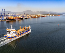 Portos do Paraná realiza campanha de dragagem de manutenção do Canal de Paranaguá