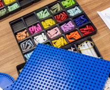 Educação adquire 120 kits para ensino de Matemática para alunos com deficiência visual