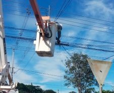 Copel remove meia tonelada de cabos de telecom em situação irregular, em Paranavaí