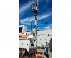 Copel remove meia tonelada de cabos de telecom em situação irregular, em Paranavaí