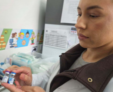 Após incorporar vacina para gestantes, Paraná registra queda de 83,5% nos internamentos de bebês