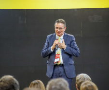 Piana participa da abertura da maior feira de fornecedores automotivos do Paraná