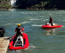 Bombeiros fazem treinamento operacional em Foz do Iguaçu com motoaquáticas de resgate inéditas no Brasil