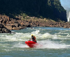 Bombeiros fazem treinamento operacional em Foz do Iguaçu com motoaquáticas de resgate inéditas no Brasil