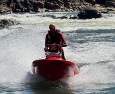 Bombeiros fazem treinamento operacional em Foz do Iguaçu com motoaquáticas de resgate inéditas no Brasil