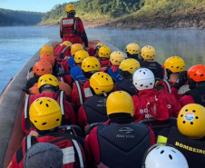 Bombeiros fazem treinamento operacional em Foz do Iguaçu com motoaquáticas de resgate inéditas no Brasil