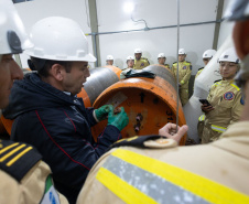 Cadetes do Corpo de Bombeiros fazem treinamento sobre produtos perigosos na Sanepar