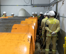 Cadetes do Corpo de Bombeiros fazem treinamento sobre produtos perigosos na Sanepar