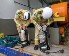 Cadetes do Corpo de Bombeiros fazem treinamento sobre produtos perigosos na Sanepar