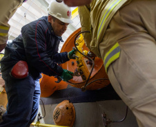 Cadetes do Corpo de Bombeiros fazem treinamento sobre produtos perigosos na Sanepar