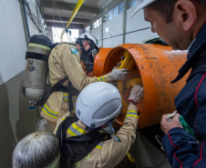 Cadetes do Corpo de Bombeiros fazem treinamento sobre produtos perigosos na Sanepar