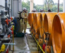 Cadetes do Corpo de Bombeiros fazem treinamento sobre produtos perigosos na Sanepar