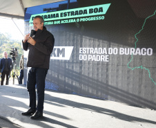 Governador entrega títulos de propriedade a 260 famílias dos Campos Gerais e da RMC