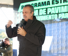 Governador entrega títulos de propriedade a 260 famílias dos Campos Gerais e da RMC