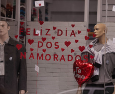 Dia dos namorados: Procon/PR orienta consumidores sobre compras e trocas de presentes