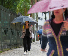 APÓS TEMPESTADES COM RAIOS E GRANIZO NO PARANÁ, SEMANA SEGUE CHUVOSA NO OESTE E SUDOESTE